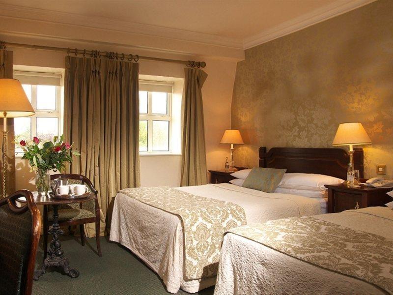 Castle Hotel Macroom Esterno foto